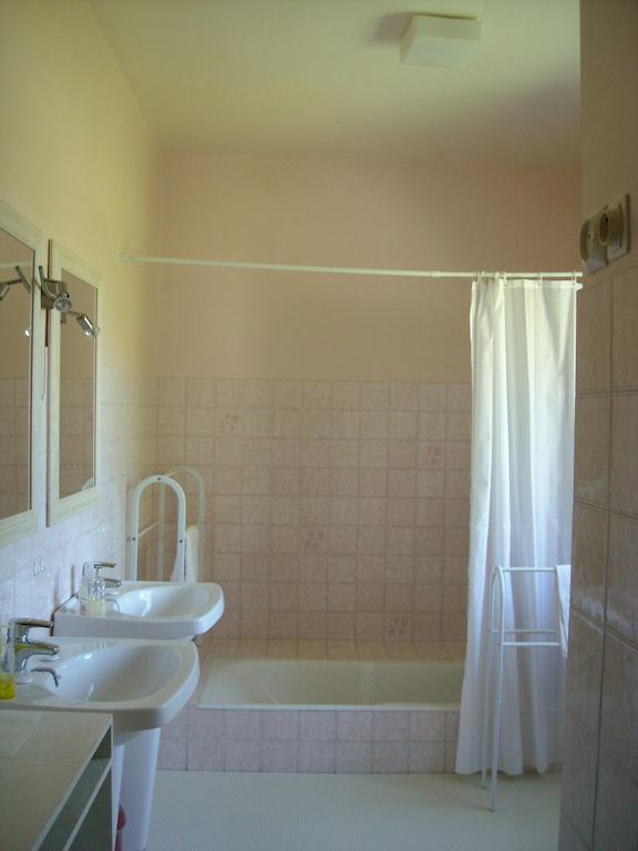 La Tour Des Laudes Bed & Breakfast Breuil-Barret Luaran gambar