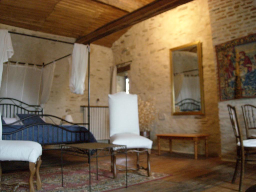 La Tour Des Laudes Bed & Breakfast Breuil-Barret Bilik gambar