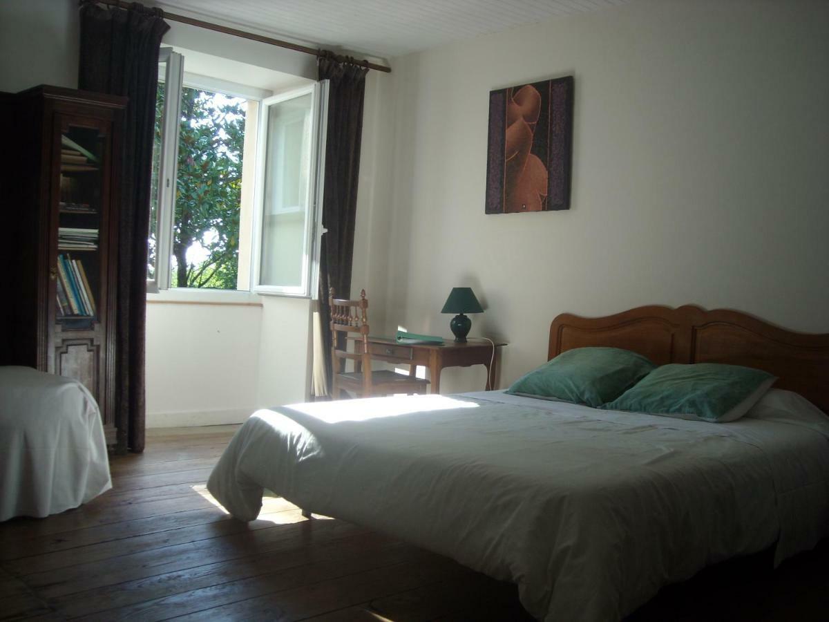 La Tour Des Laudes Bed & Breakfast Breuil-Barret Luaran gambar